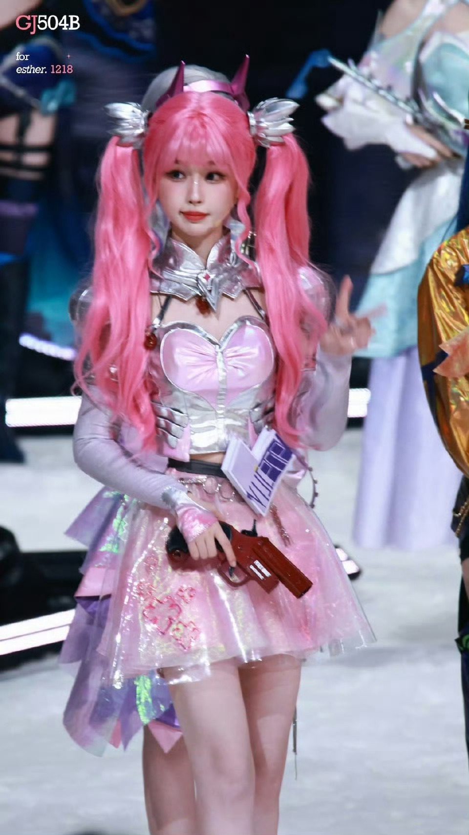 百变小欣真的永远能给人惊喜！期待今年的焦糖拿铁造型，光是看官图都不敢想欣欣子co