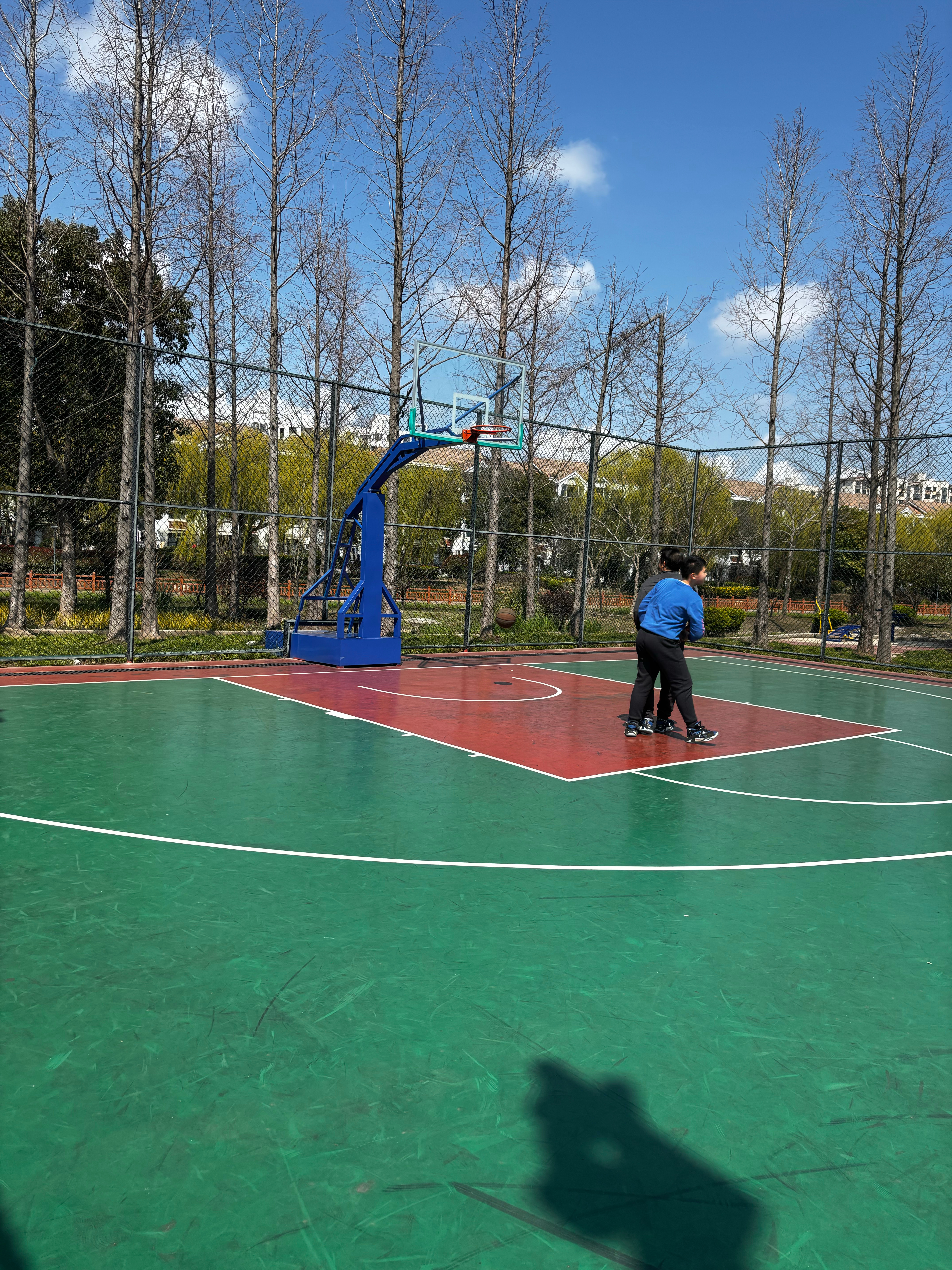 天天加班累了，来球场解压来了！ 