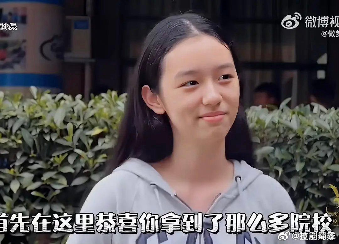 周也离了浓妆啥也不是！还敢说自己是95颜霸？ 