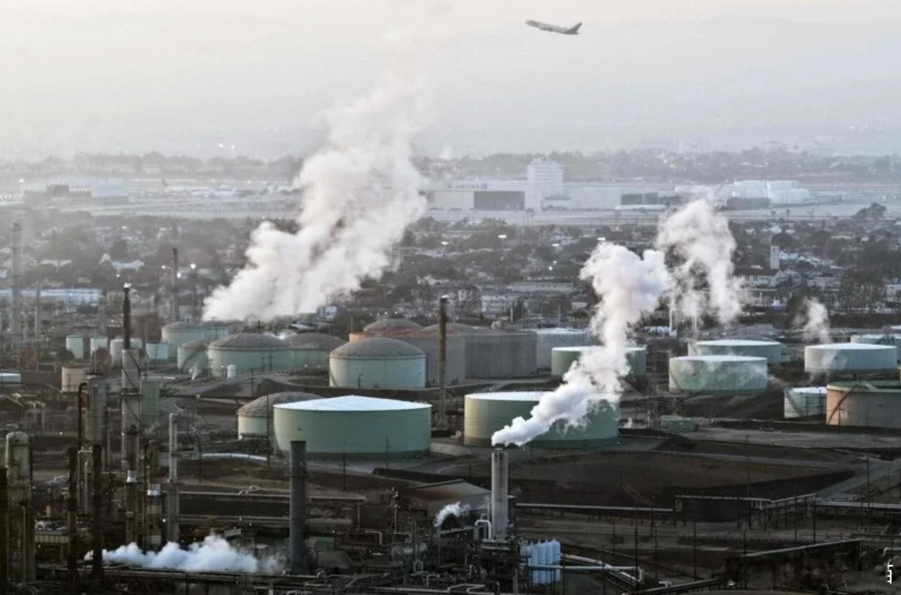 美伊对峙升级！伊朗警告：若封锁海峡将打击波斯湾港口报复海外新鲜事美伊谈判美以伊冲