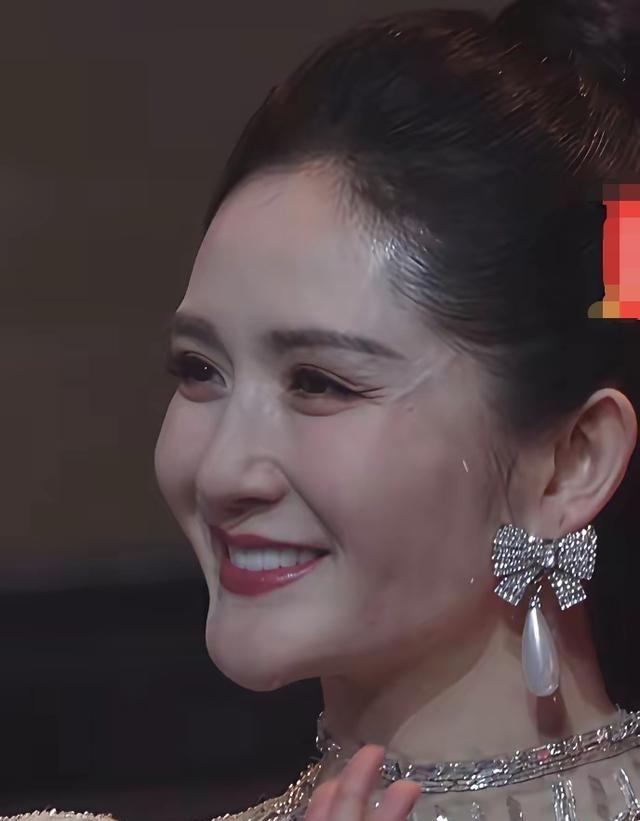 谢娜的下巴，现在能当开瓶器了。
这不是骂人。
是看《乘风破浪》时，脑子里蹦出的第