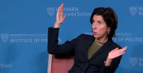 美国前商务部长雷蒙多最近这话算是说透了！直言当初把华为列入实体清单，本以为能彻底