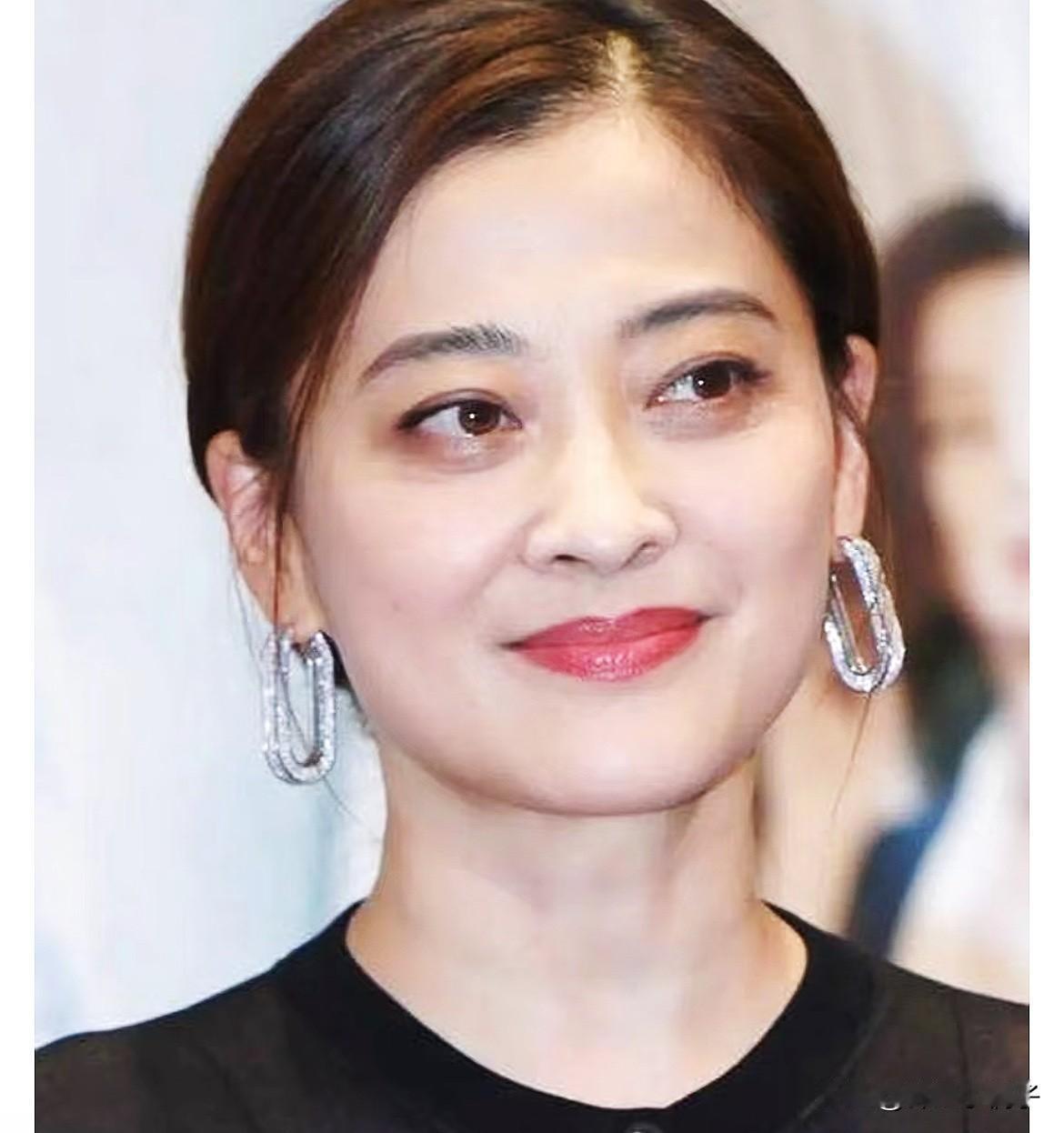 梅婷这家庭配置，说实话一般人真不敢轻易尝试，一家10口人住在一个屋檐下。

除了