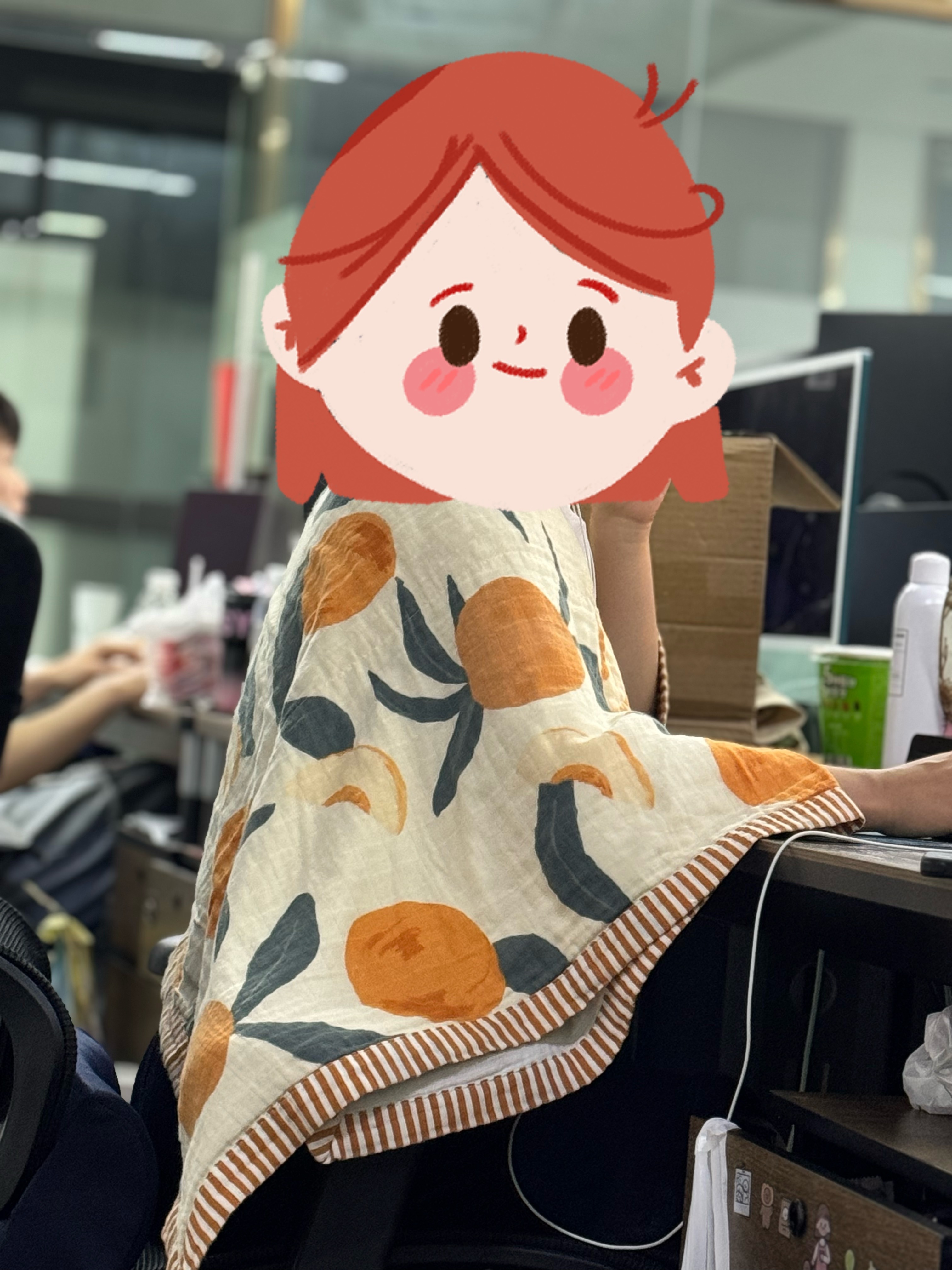 同一个办公室吹空调，有的同事穿短袖，有的同事披毛毯 ​​​