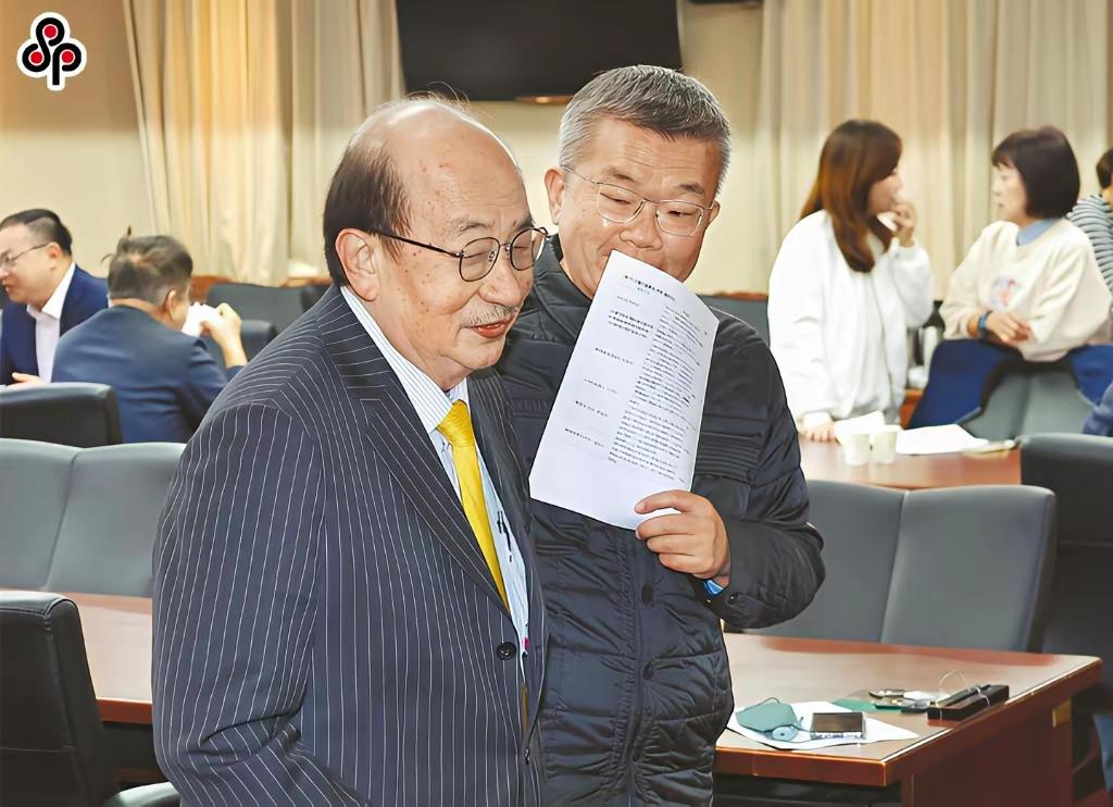 蔡其昌胜出几率大增，“万年总召”柯建铭即将下课。
 
今日民进党立法机构党团总召