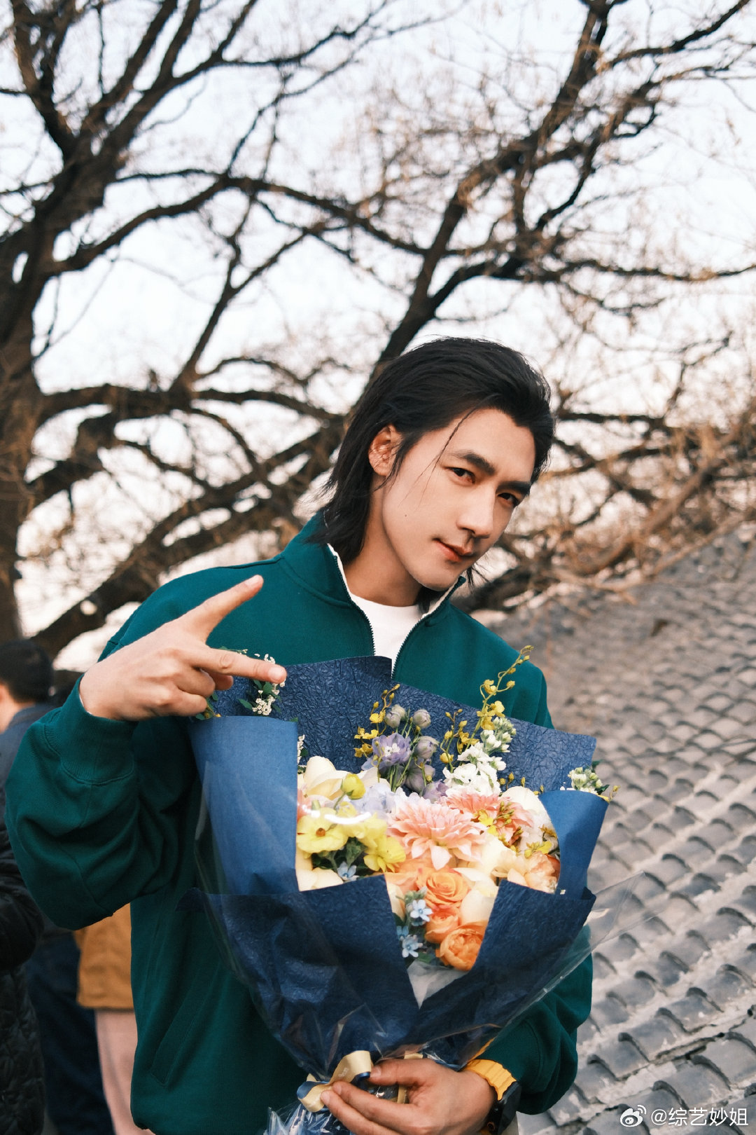 此沙花花女子杀青捧花照 得知此沙在《花花女子》中饰演的设计师戏份杀青了，莫名有点