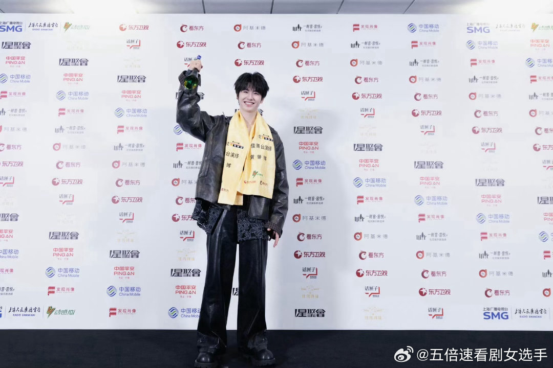 黄誉博最佳舞台演绎奖黄誉博连续两年获得最佳舞台演绎奖两年连续拿下最佳舞台演绎奖，