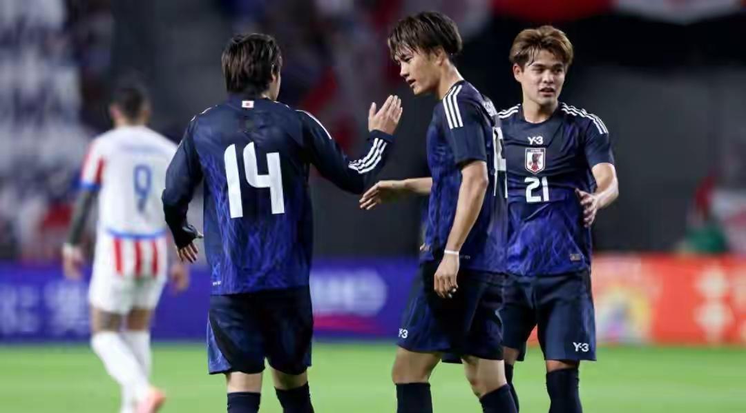 日本逆转取胜，但安帅赛后评价让五星巴西更尴尬
日本男足又创造了一个大冷门！在一场
