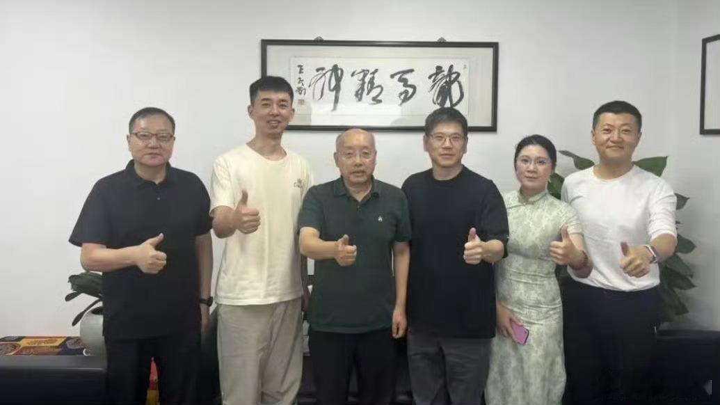 耿同学已落户杭州其实，耿同学最火的时候，没有人注意到，他其实是没有正式工作的。特