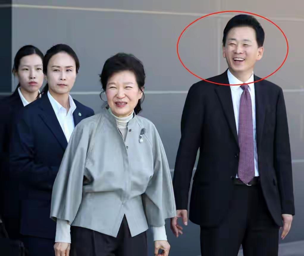 柳荣夏：比朴槿惠小10岁，出狱5年仍不离不弃，是她唯一的光