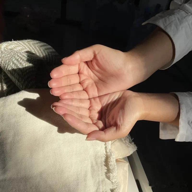 做法，用掌跟从胸口由上向下，推至趾骨9次，再从两乳头向下推至趾骨9次，最后分别在