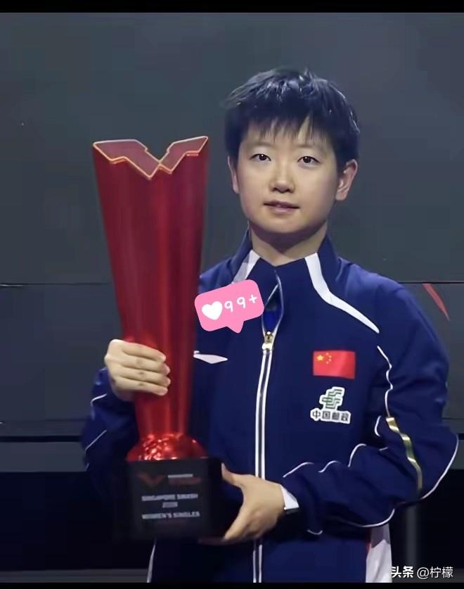 孙颖莎这次算是在新加坡“炸了场”。不是因为她的人气有多高，也不是刘国梁专程来观赛