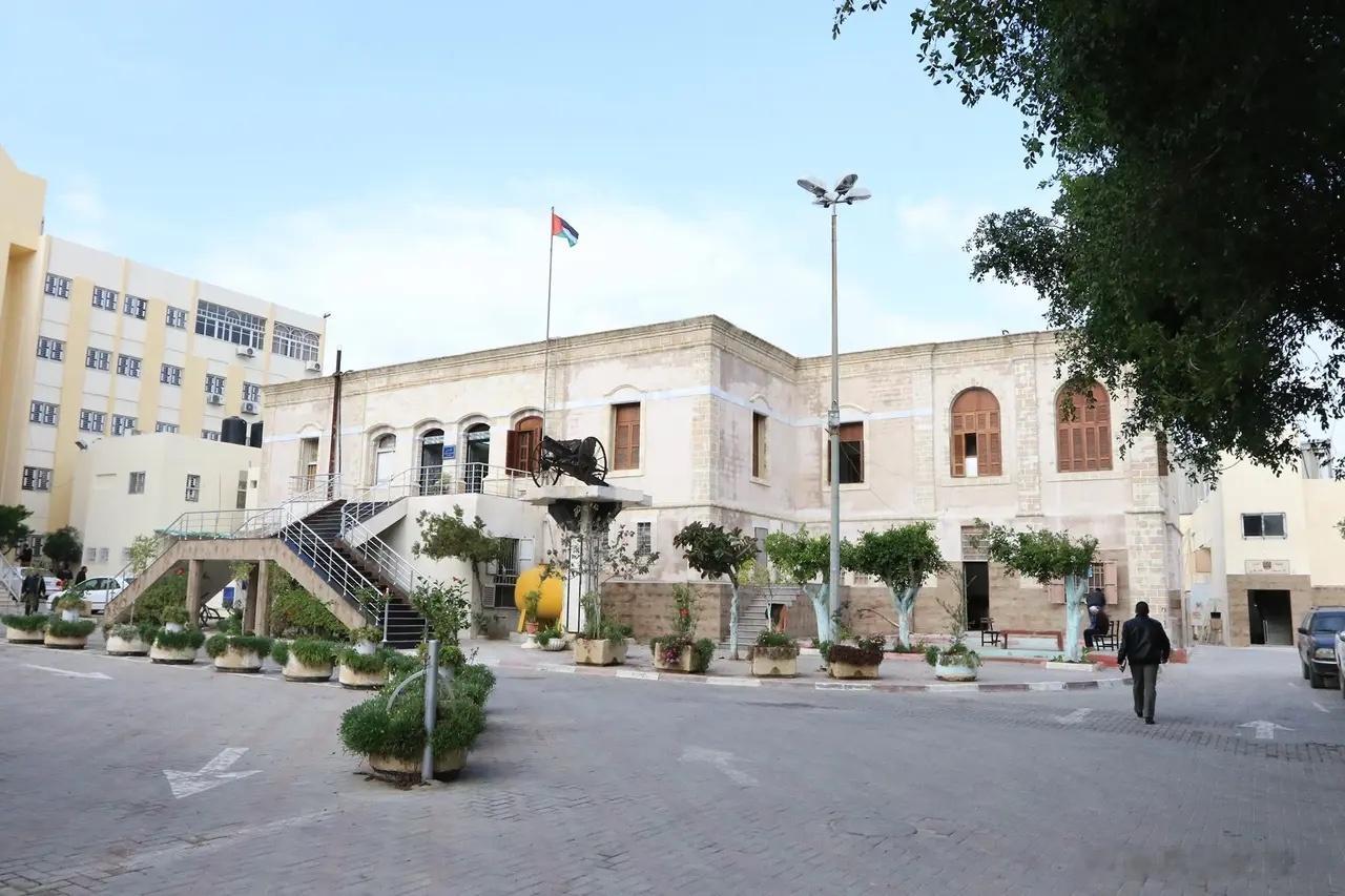 以色列军方还是秉持着所谓的人道，提前打电话要求他们攻击目标里的平民离开，这次他们