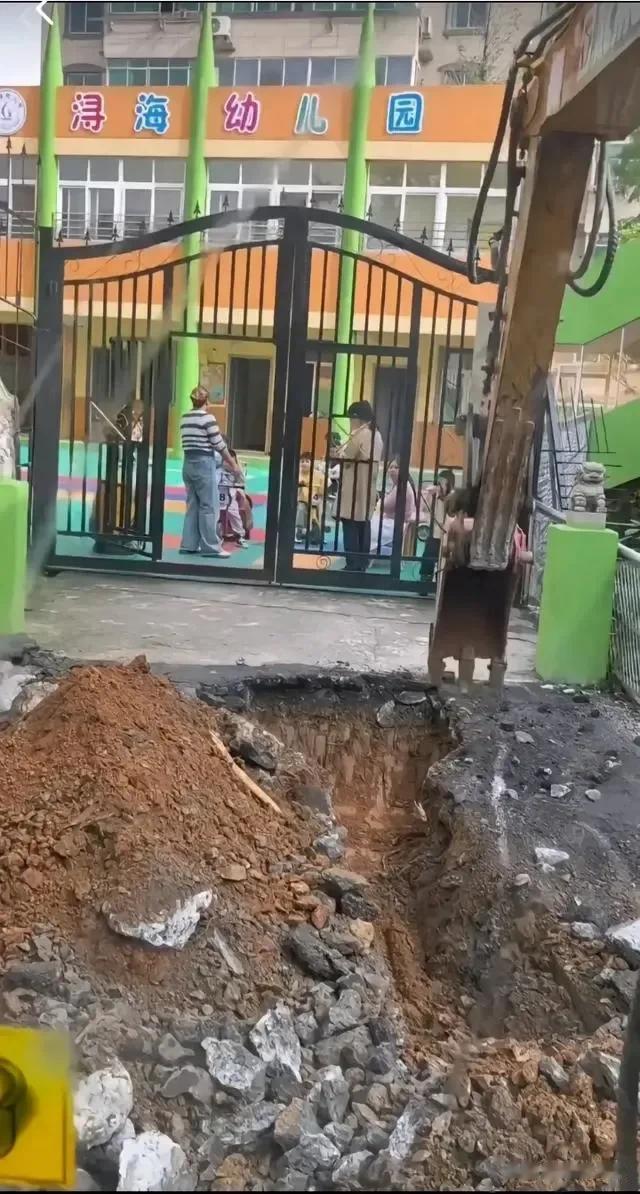 到幼儿园门口挖呀挖呀挖，让你们放学后谁都回不了家[呲牙]我让你唱！[我想静静][