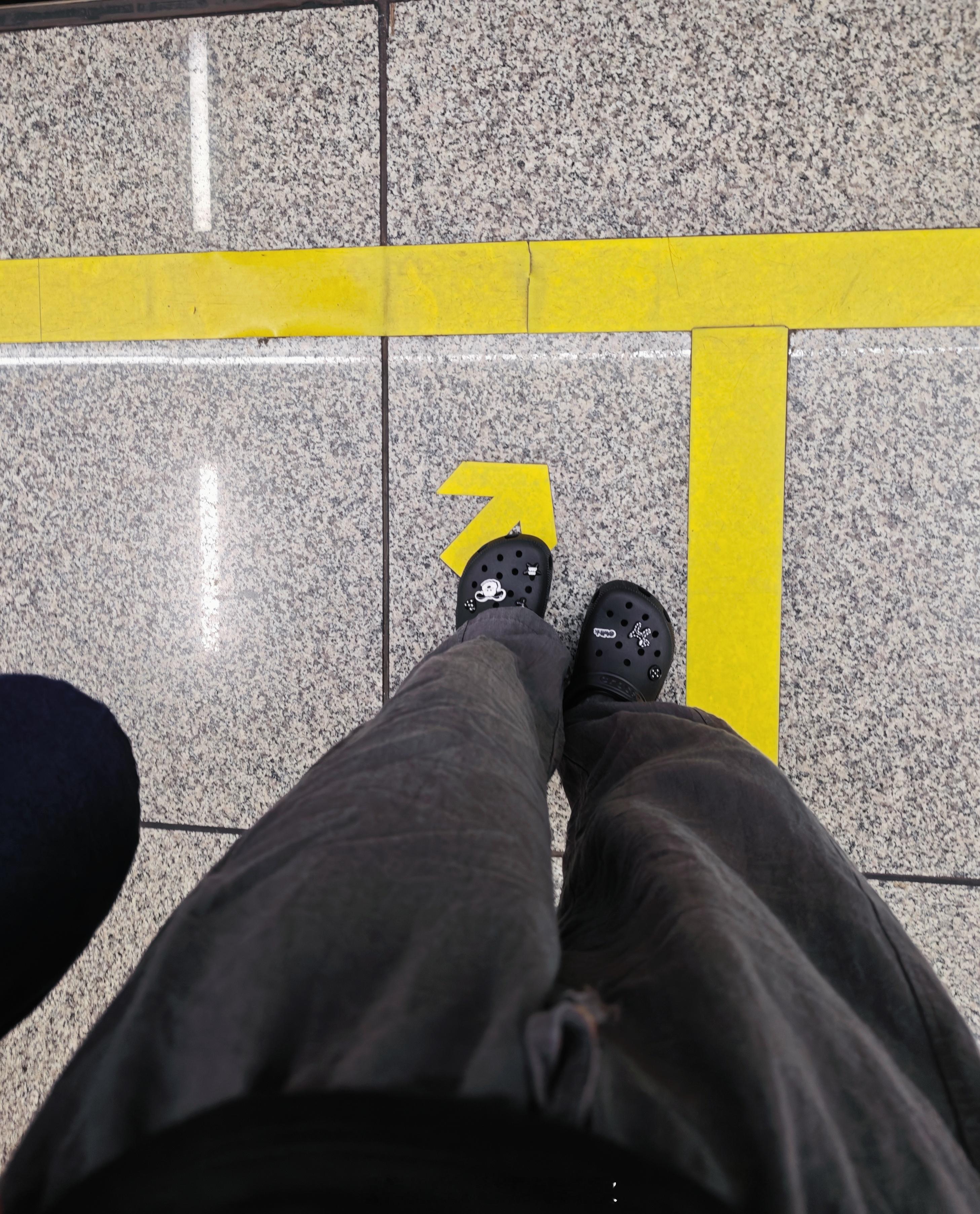 年少不知洞洞鞋好 如今洞门就是好