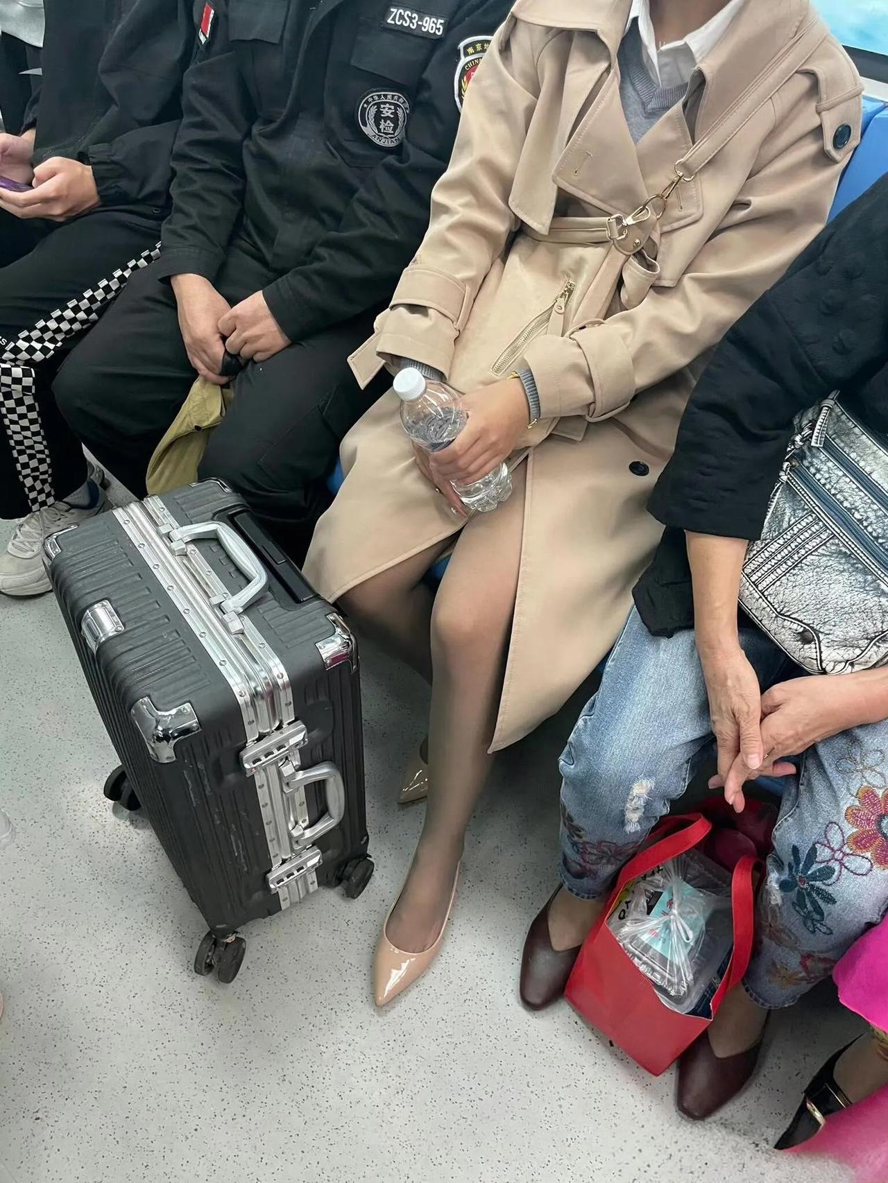 傍晚刚下班的地铁，人满为患。