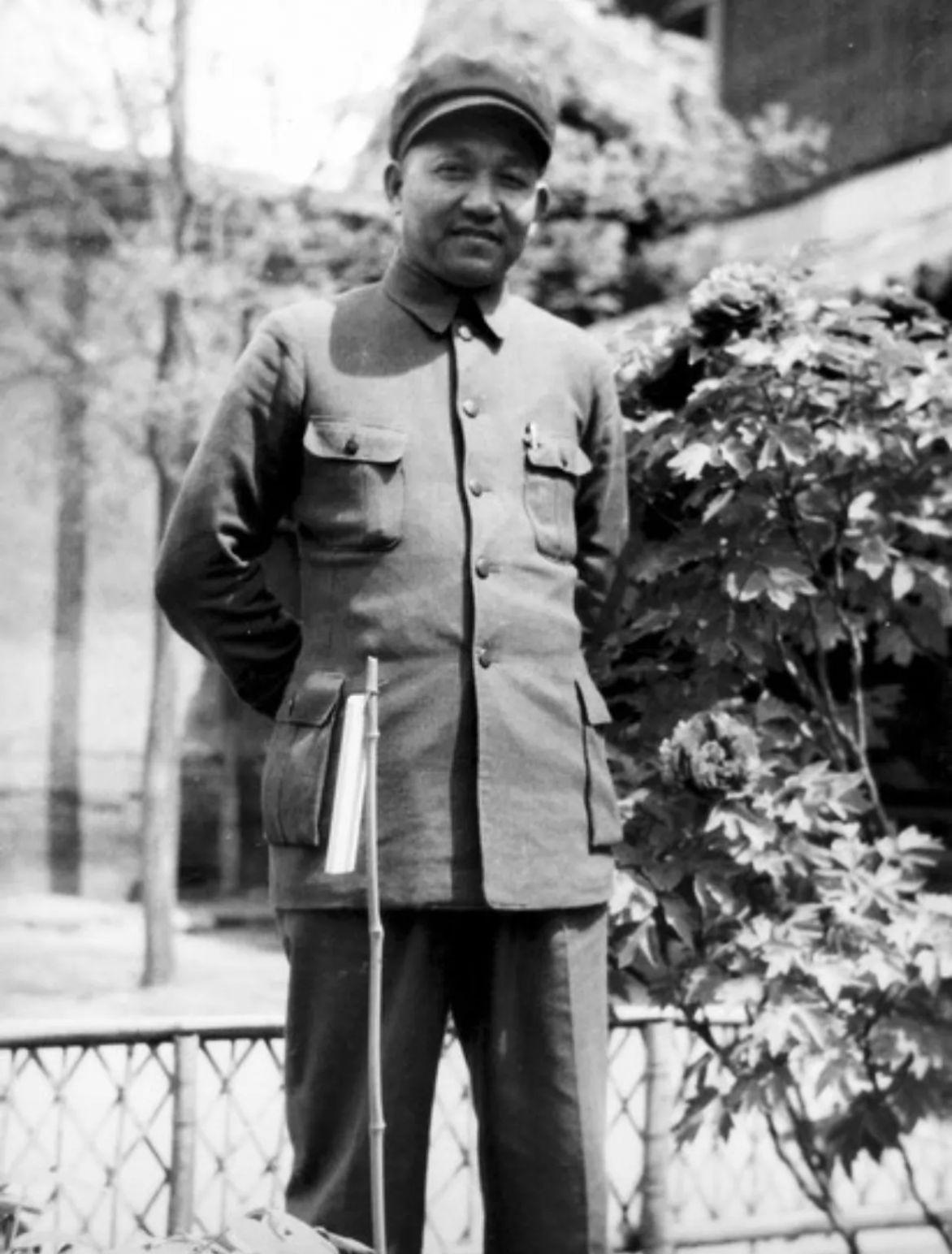 建国后，陈光的老照片。1954年6月7日，一代战将陈光在武汉不幸逝世，时年49岁