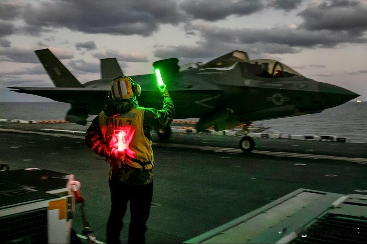 昨天傍晚，美军🇺🇸一架F-35B“闪电ll”战斗机，在中国🇨🇳南海附近的