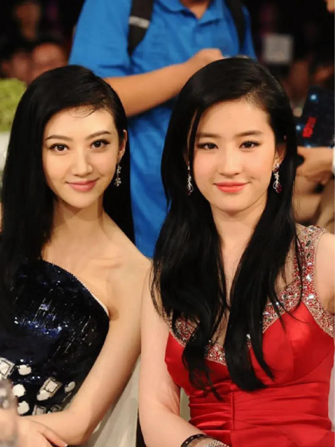 看过好多刘亦菲和其他明星的合照 真的没见过比他白的。 
骨相美女真的显年轻好多，