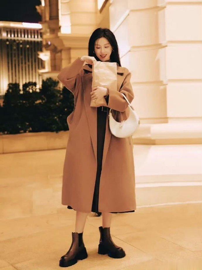 #娜扎陈都灵同款不同美#哇塞娜扎和嘟嘟都穿了美拉德风大衣，虽然撞衫了但表现出的气