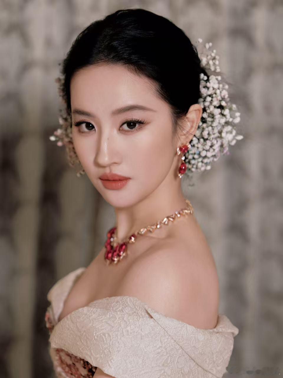 刘亦菲声控界最温柔的妈咪 王玉雯追星的快乐谁懂啊，能反复听刘亦菲的温柔语音，还能