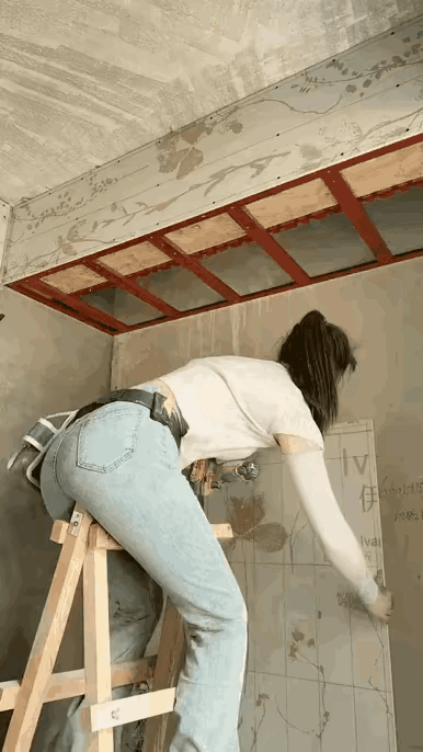 这么能干的女人做吊顶工作是不是有些可惜呢？那句话说的好，行行出状元，哪个行业都要