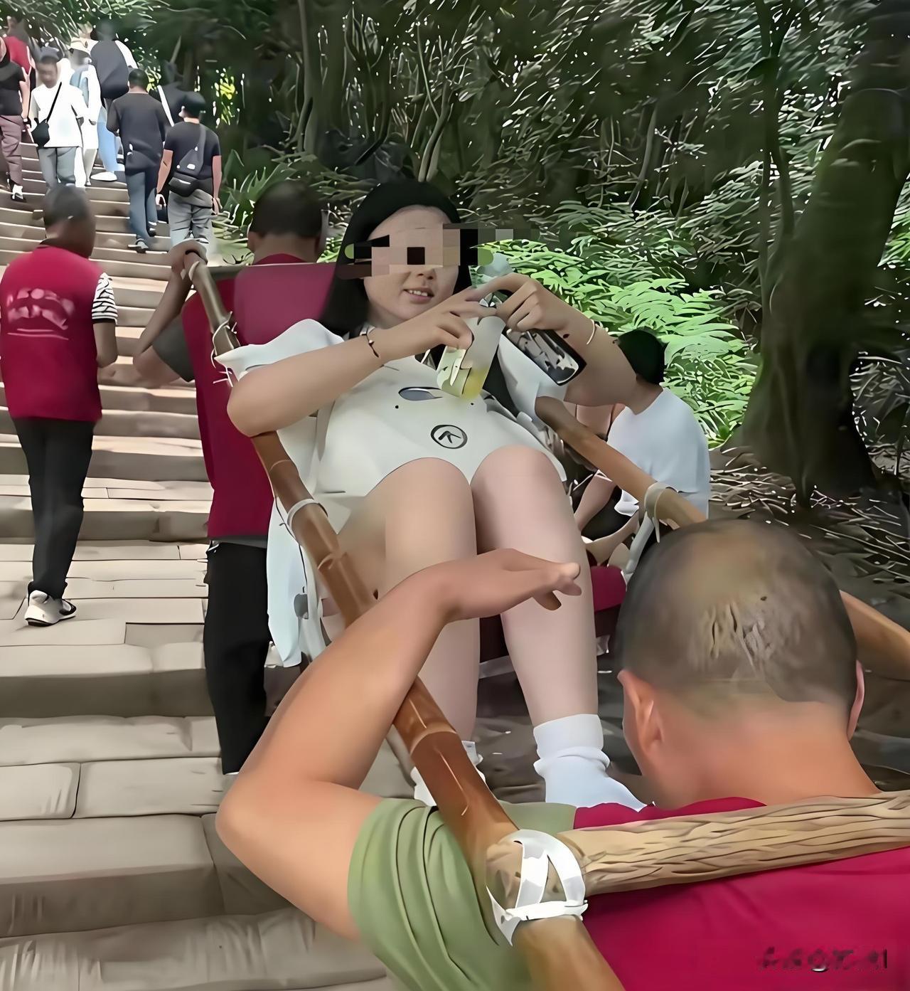 五一节日奇闻录二：都江堰景区轿工碰到这样的女游客真是太辛苦了！
