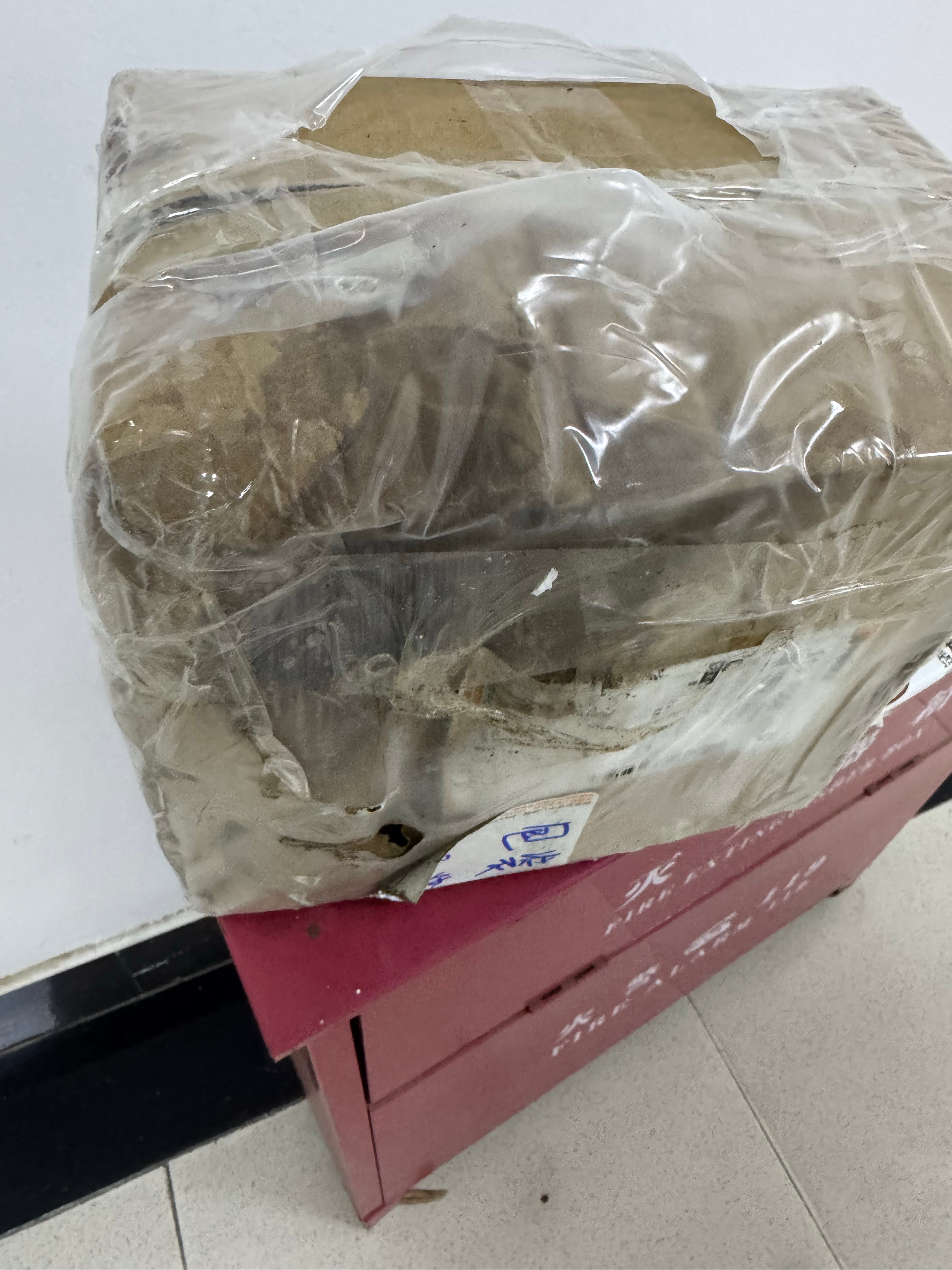 这特么破快递不知道怎么被污染了然后呢 他还六公斤十二斤我就这样扛着回宿舍我有手都