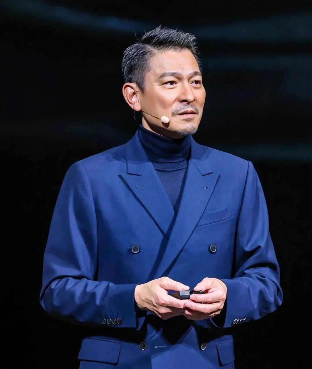 这才是最真实的刘德华，
他不再染发，留点胡须，虽然日渐迟暮，但是依然比实际年龄小