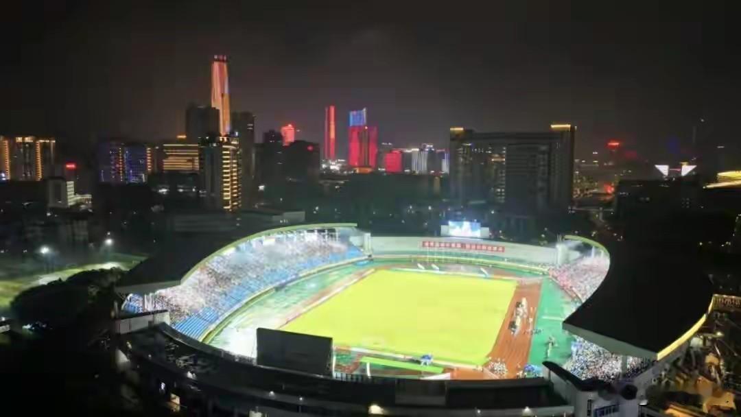 9月5日晚粤超联赛八强赛的战火燃起，首回合东莞坐镇主场迎战湛江，两队在大雨中全力