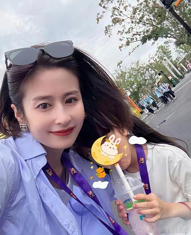 付辛博的女儿还是很拼的，父母送自己去学国标舞，不是走个过场，而是努力的学，然后在