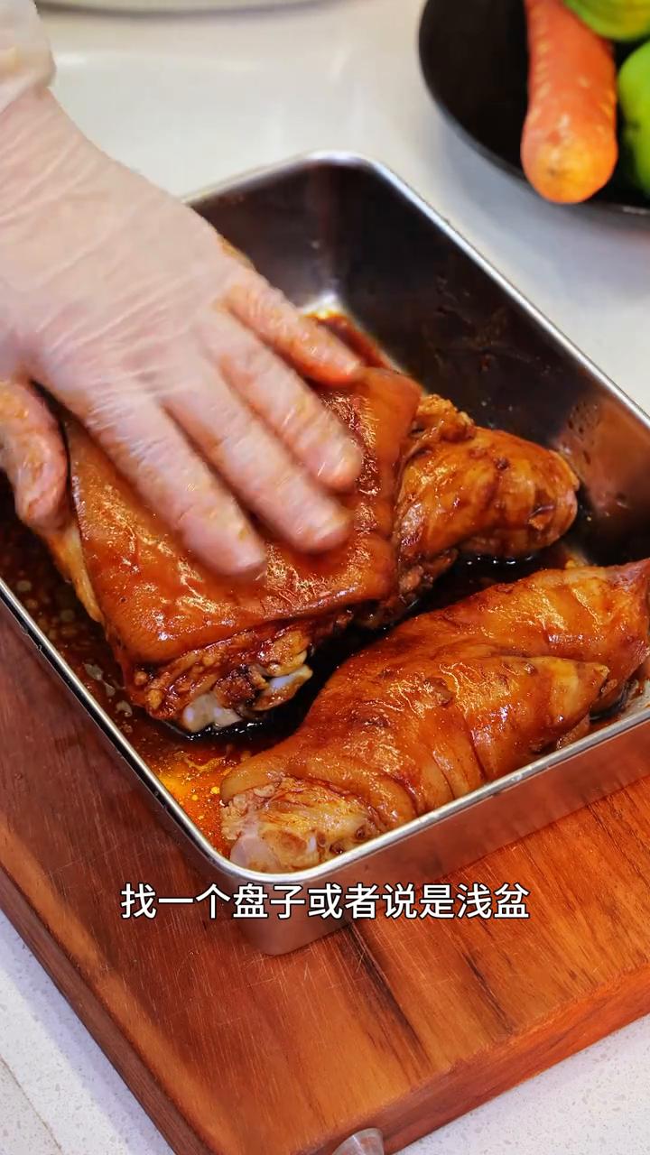 如果你也喜欢吃猪脚，那一定要试试今天这个新菜式荷香窑猪脚，吃起来软软糯糯的，又香