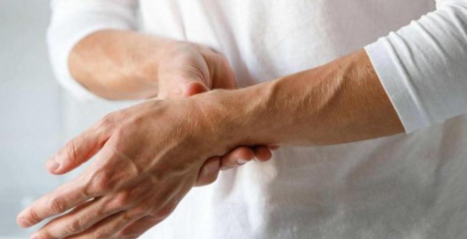 手脚一旦出现这4种异常，十有八九是血管堵了，尽早检查

血管堵塞实际上是外周动脉