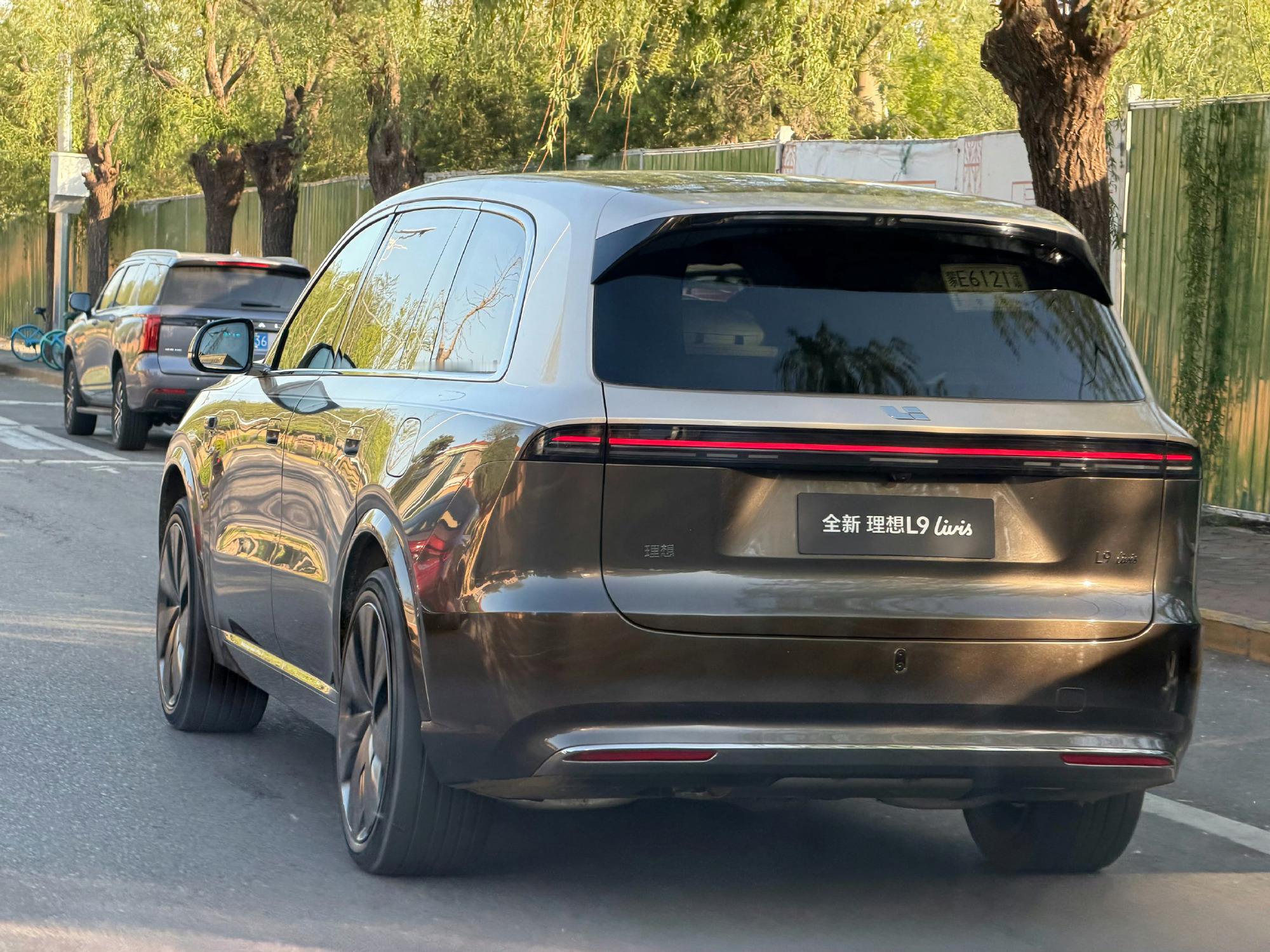 理想L9 Livis实车上路被网友抓拍了，这感觉太对了，力量感科技感都有了，看起