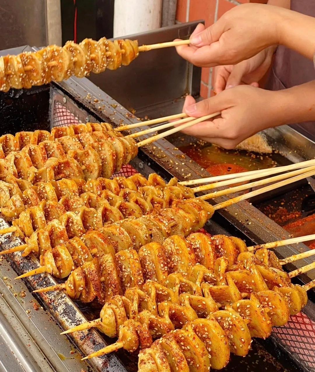 这三样美食是美食街的常客，铁打的美食街，流水的“三剑客”，用在这里最合适不过了。