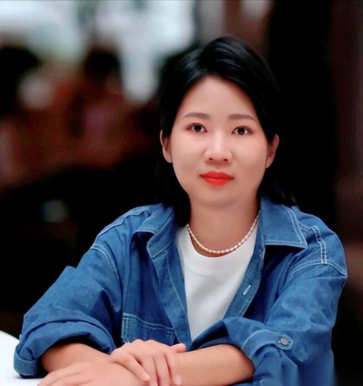 提个名字，周思益。92年出生的武汉姑娘，现在的身份，是重庆大学物理学院的副教授、