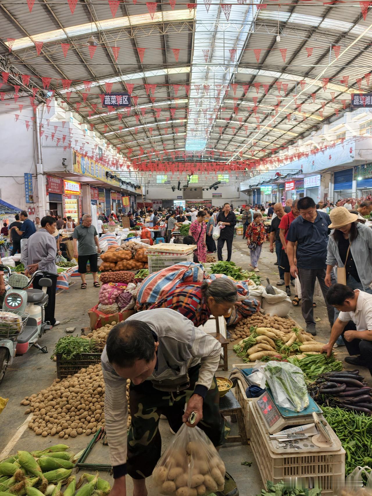 避暑胜地，重庆黄水的农贸市场有点大，比咱县城的还要大。
黄水中心农贸市场有几大区