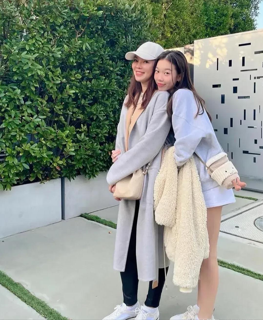 第一次见郭台铭的大女儿！罕见露面穿卫衣短裤长腿吸睛，五官神似爸~

不得不说，才