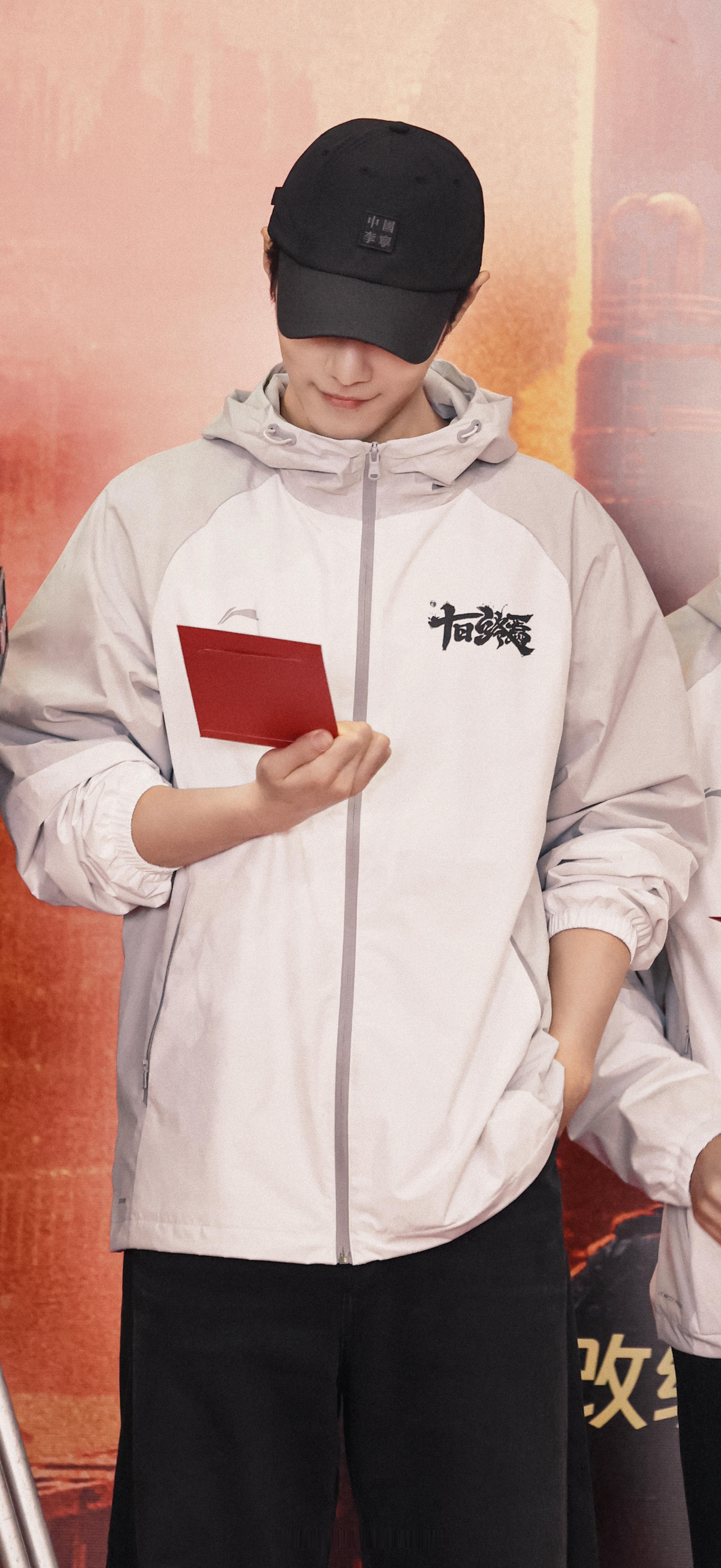 迷雾重重，悬念迭起；十日为期，终局将启。恭祝《十日终焉》开机大吉！早期狗仔镜头下