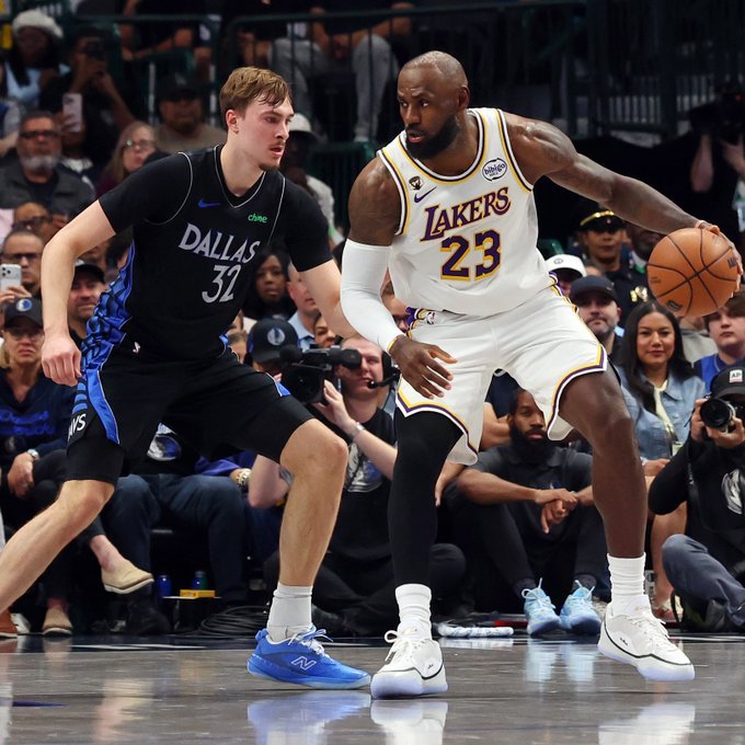 詹姆斯看着弗拉格，满眼都是年轻时的自己，弗拉格也真厉害连续两场拿下40➕的数据比