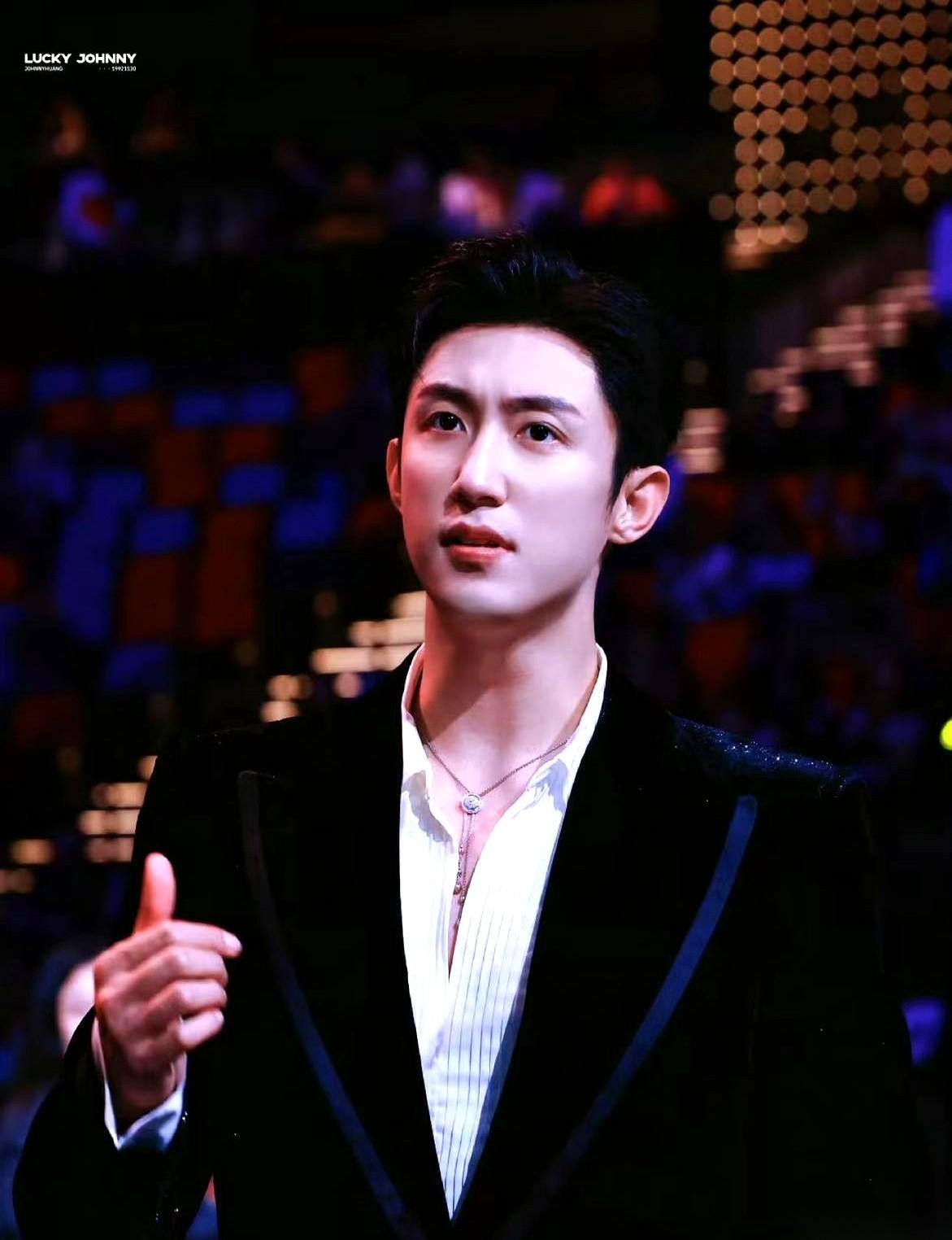 都以为秦岚和魏大勋分了。
一晚上零互动，这还得了？瓜都快馊了。
结果呢？好家伙，