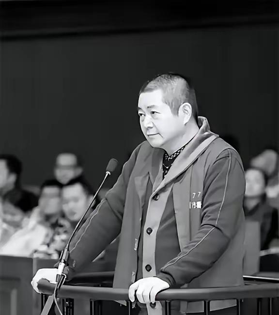 2010年，四十二岁的张宏在生意上遇到资金周转困难，便找上了在杭州做贷款生意的朋