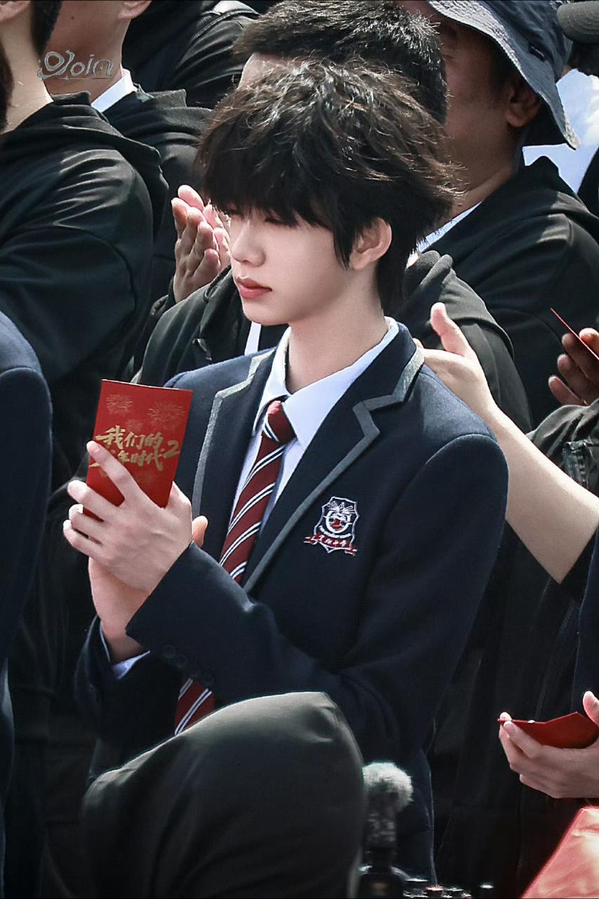 陈奕恒开机照陈奕恒开机路透来啦～小卷毛简直让人移不开眼 