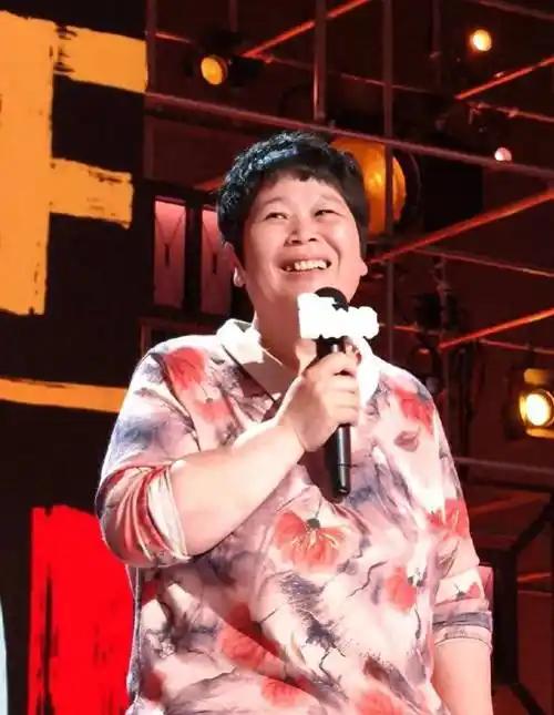 脱口秀的房主任是怎么虚构经历的？
 
从来没见过的婆婆都被她虚构为反派角色。
 