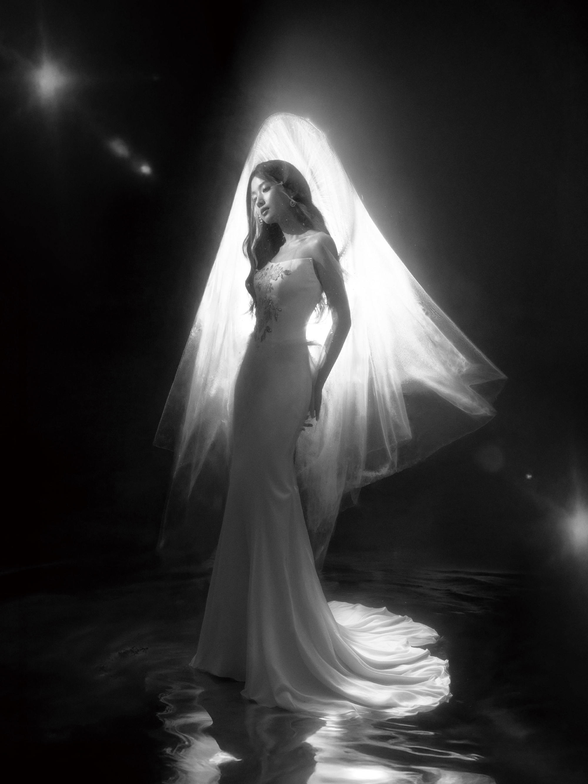 月光神女🌙卢昱晓 × 微博之夜 出图，温润月色洒下柔光，星河曼妙，佩戴Chop