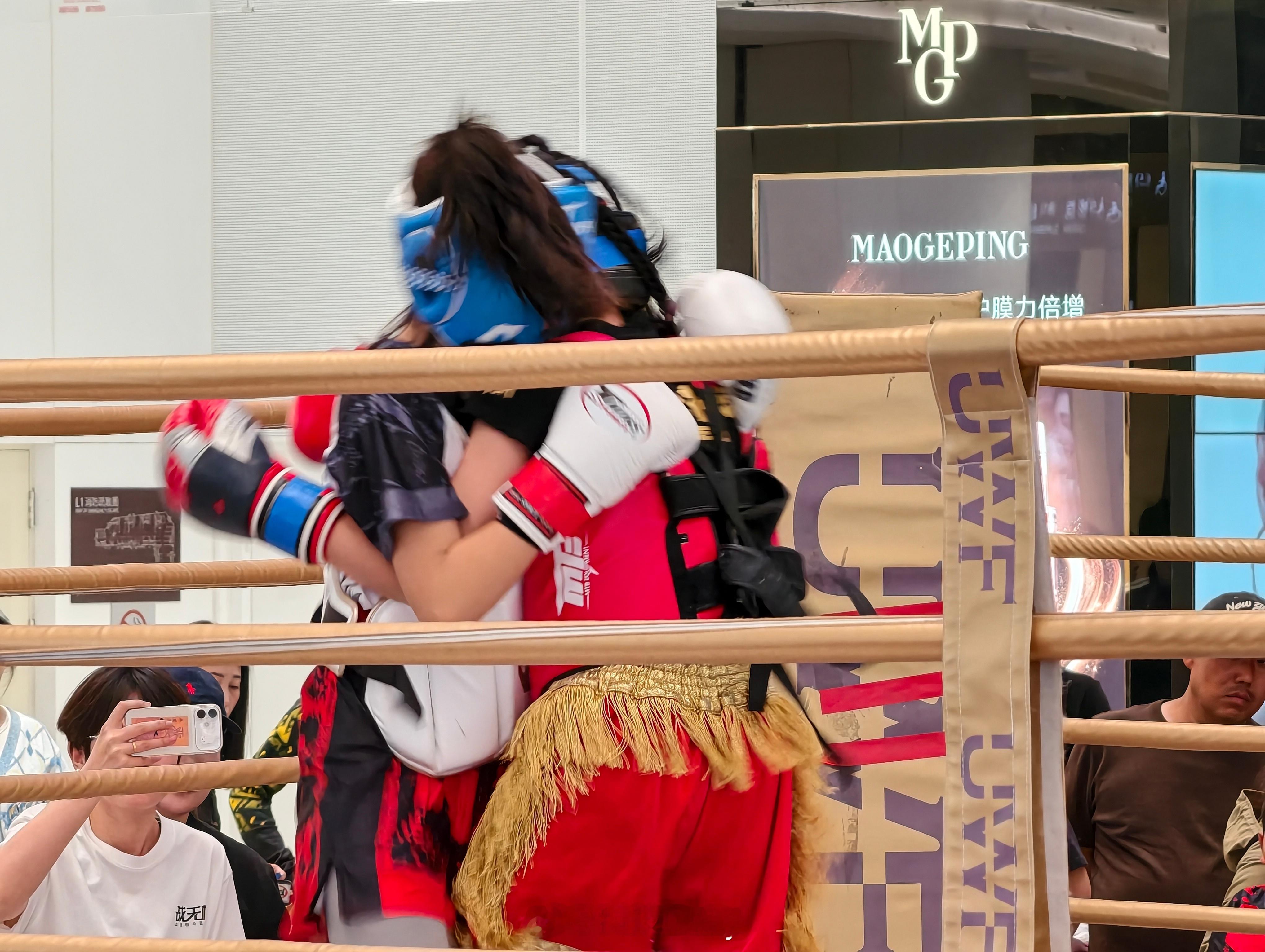 商场围观打拳。小孩子的出拳好快啊。 北京·龙湖北京房山天街