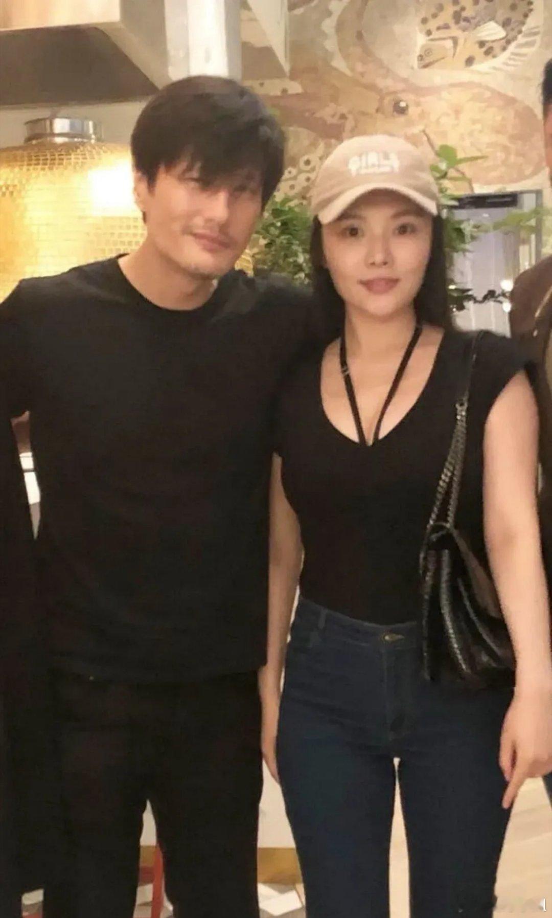 徐冬冬和尹子维直播教英语不仅能让观众学英语，徐冬冬也能提升口语，顺便还直播赚钱了
