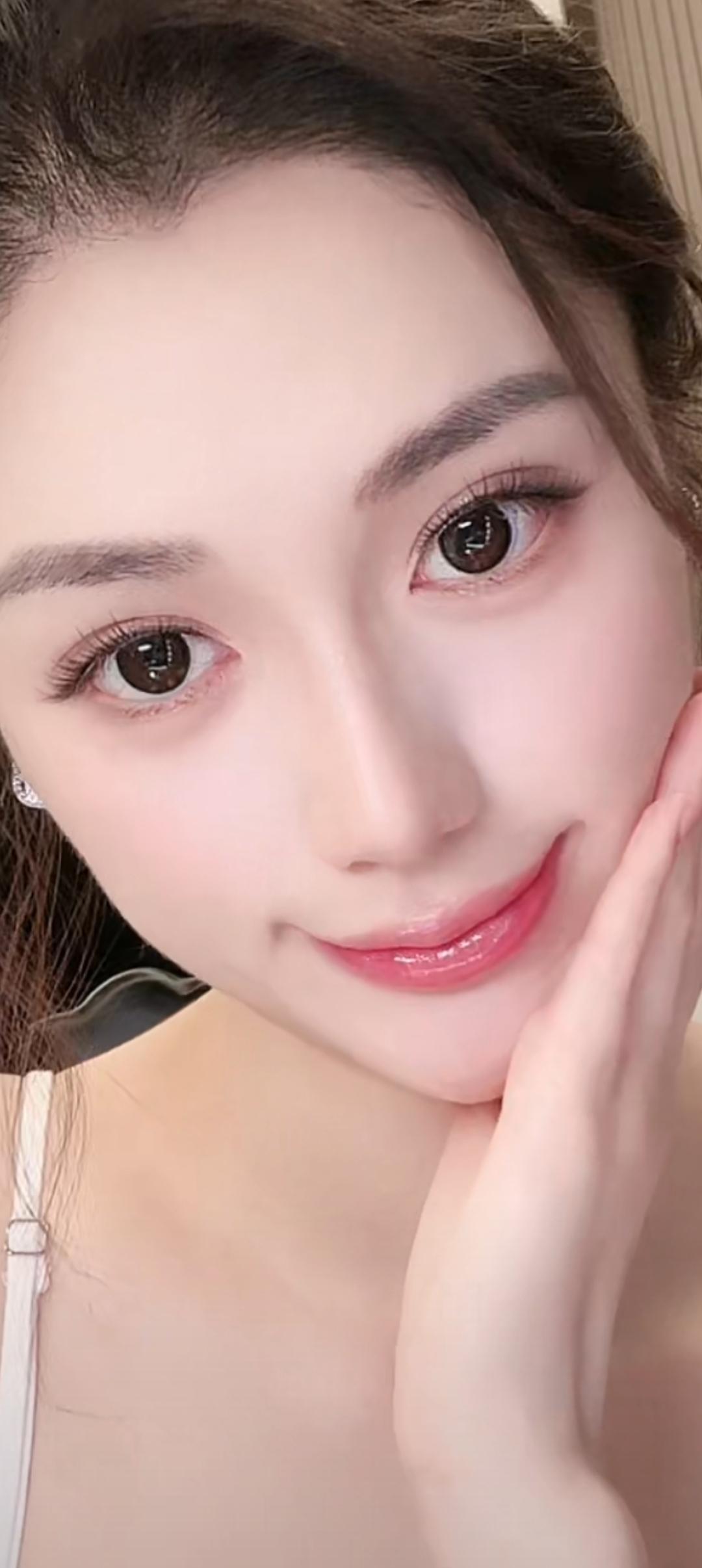 这姑娘笑起来真甜美！