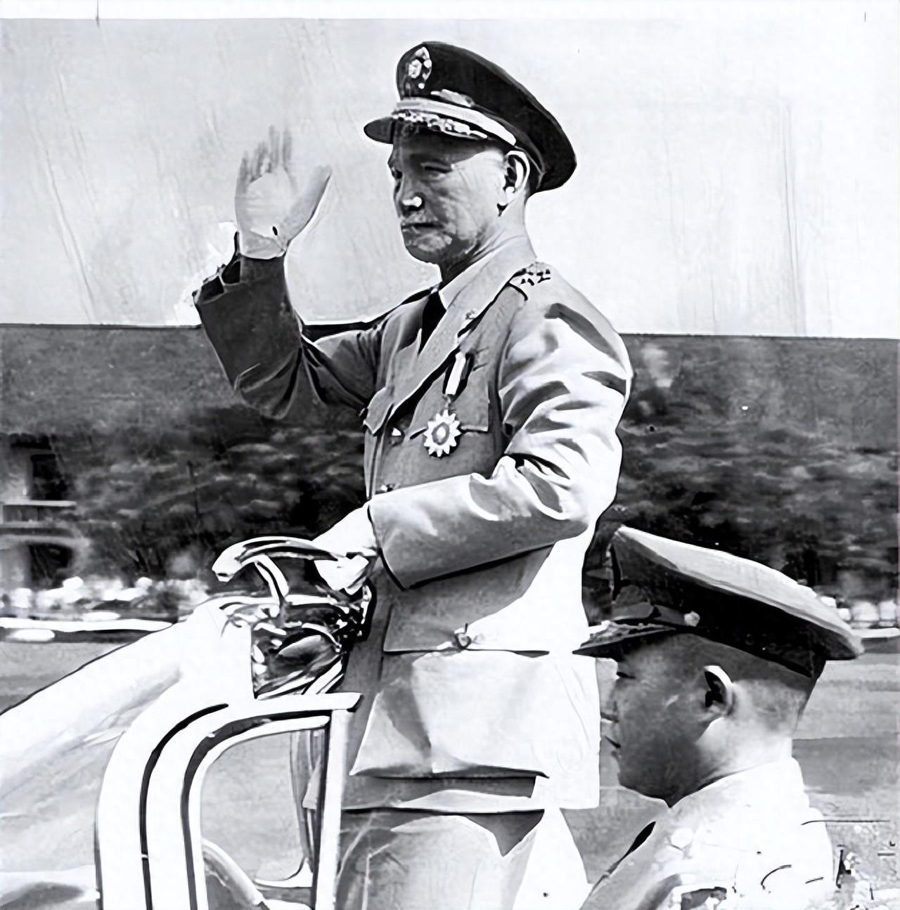 那是一场等待了三十多年的会面。当最高权力者蒋经国，终于踏入被幽禁长达三十载的孙立