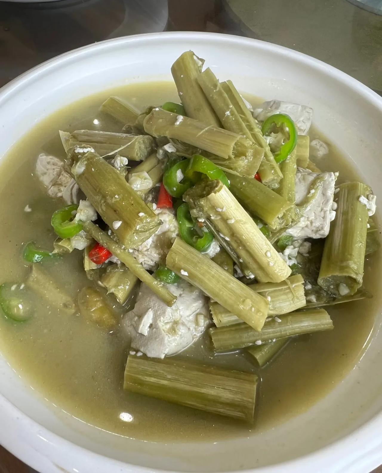 浙江特色美食“蒸双臭”
有没有人吃过？
早就听说绍兴这边有道美食
霉菜梗蒸臭豆腐